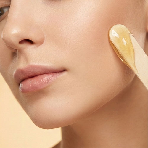 Präzise Haarentfernung im Gesicht: Natürliches Sugaring in Düsseldorf für empfindliche Hautpartien ohne Rötungen.